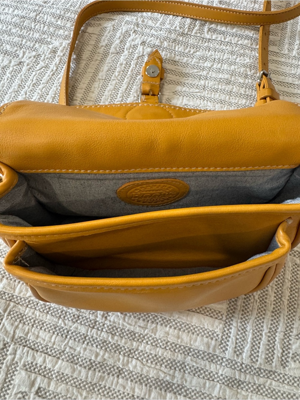 Roots Genuine Leather Mustard Yellow Crossbody Bag Beaver Logo Small Purse - Picture 8 of 13